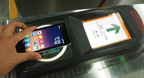 北京地铁试点刷手机乘车：苹果手机暂时无法使用
